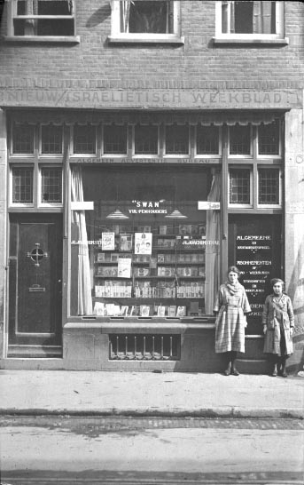 Joachimsthal.  <p>Gevel van boekhandel Joachimsthal met op pui 'Nieuw Israelietisch Weekblad', Jodenbreestraat 23, circa 1938. Bron: JHM.</p>
