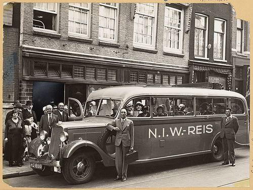 NIW reis.  <p>De NIW reis, de bus staat voor de drukkerij van Joachimstal. Het NIW werd gedrukt door Joachimsthal. Bron: NIW fotoarchief, geplaatst met toestemming van het NIW.</p>