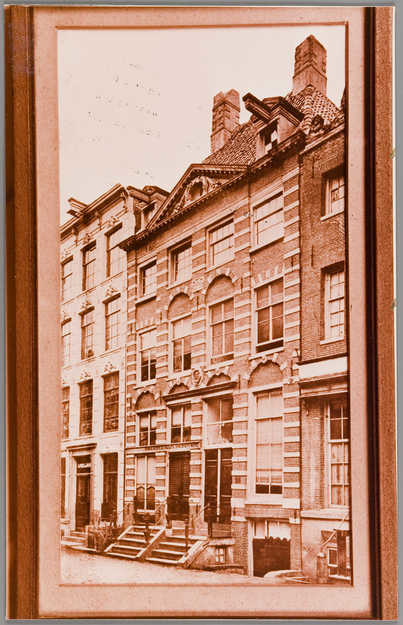 Mogelijke plek kippenplukkerij Bron: JHM <p>Deze afbeelding dateert van rond 1900. Het is het oude woonhuis van de familie Spitz. Mevrouw Koe-Melkman gaf aan dat haar oom mogelijk naast het Rembrandthuis zat met zijn plukkerij. De plukkerij zat dan niet op nummer 15, maar op nummer 16.</p>
