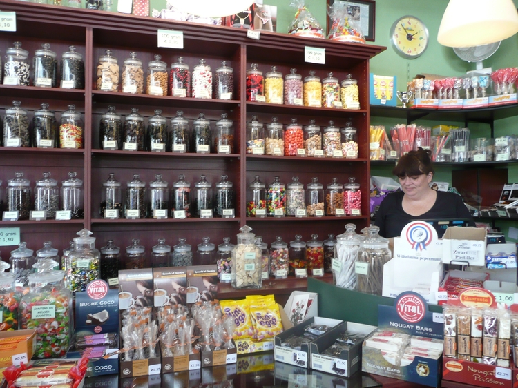 Mariska Schaefer in haar snoepwinkeltje  
