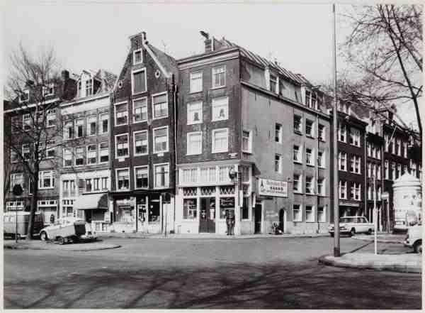 Wittenburgergracht 17-23.  <p>Deze foto is van 1 april 1969 en is gemaakt door J.M. Arsath Ro'is. Rechts op de foto, op de hoek met de Wittenburgergracht, de Grote Wittenburgerstraat 3. Op de hoek zat slijterij Kaan.</p>