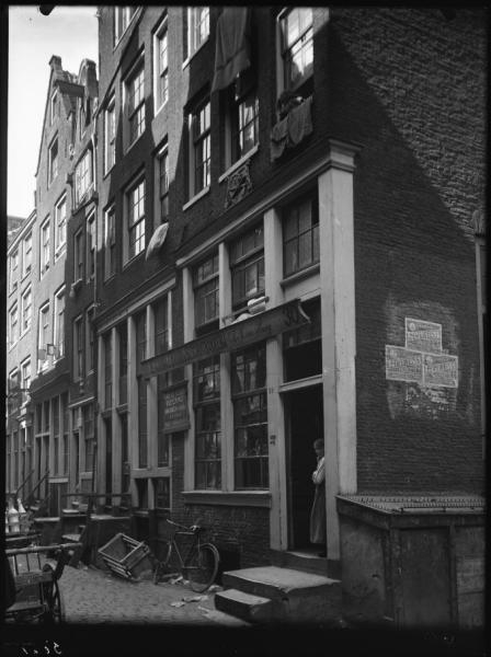 Uilenburgerstraat 30-38  <p>Uilenburgerstraat 30-34 (juni 1925) met op nr. 30 de zaak van M.M. van Praag, machinale brood en beschuitbakkerij; om de hoek aanplakbiljetten met reclame voor Edelweiss zeeppoeder. Bron: Beeldbank Stadsarchief Amsterdam.</p>