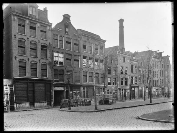 Uilenburgerstraat 1927  <p>Uilenburgerstraat 133, 135, 137 enz. (v.l.n.r.) met op nr. 135/137 de zaak van de gebr. De Lange in glas, porselein en aardewerk; daarnaast het tabak- en sigarenmagazijn van T. Posener; achter de huizen de pijp van een diamantslijperij.</p>
