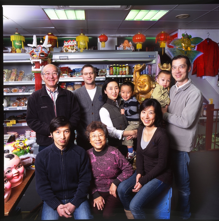 Dun Yong familie 2010  <p>De complete familie Dun in de winkel. Nakomelingen van de oprichter Tang Yung Sau, ofwel Dun Yong. Ter gelegenheid van de hernieuwde uitgave in 2010 van 'Oostenwind', (eerder onder de naam 'Het Huis van Han'). Honderd jaar Chinese geschiedenis in Nederland, van Karina Meeuwse.</p>
<p>Achter van links naar rechts: Hengko Dun, zoon van Tang Yung Sau. Hengko is een verbastering van Hing Kwok ( feestvieren-land), Patrick Kommers, echtgenoot van Hengko's dochter Syut Ning (sneeuw-rustig) rechts vooraan, schoondochter Soesja (gehoorzame dauw) met op de arm zoon Tien Yu (kosmos-universum), zoon Kin Ping (gezond-vrede), op de arm zoon Yi Kin (wees- gezond). Zittend: Hengko's zoon Kwok Ming (land-helder van geest)en Hengko's echtgenote Wai Ming (wijsdom-helder van geest) en dochter Syut Ning (sneeuw-rustig). </p>
<p> </p>