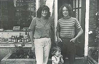 Antonia en Bert met zoon Govert voor De Weegschaal op het eerste adres: hoek Oude Waal/Montelbaanstraat; 1978.  