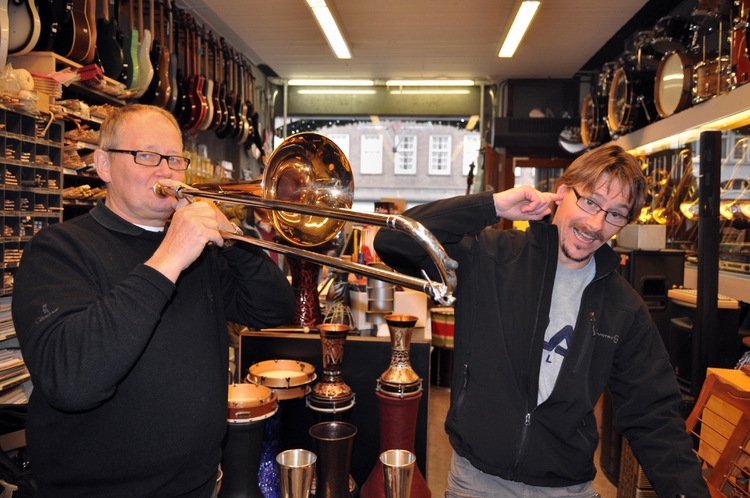 Muziekwinkel Muller met Gerardt ten Hoed jr.  <p>Foto: Parool, december 2010.</p>