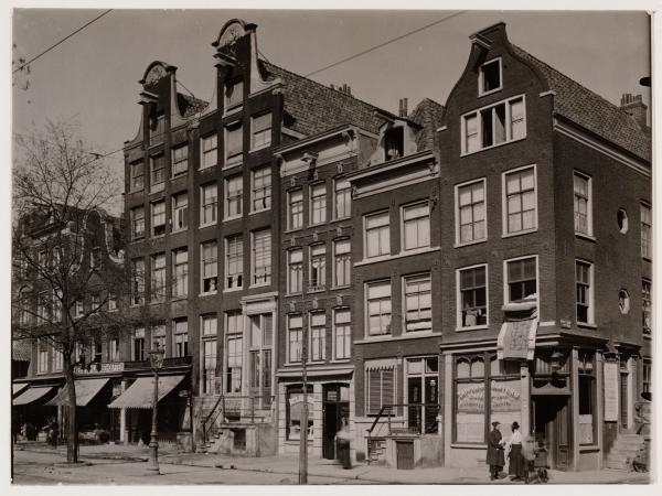 Rozengracht 40-28 met op gevel 38 Teken en schildersbehoeften 1921.  <p>Foto: Beeldbank Stadsarchief.</p>