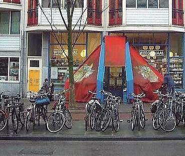 De Weegschaal op zijn tweede adres: aan de Jodenbreestraat. Met de fraaie uitbouw die, afhankelijk van het weer, open of dicht kon; 2008.   