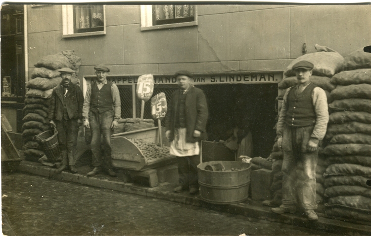 Aardappelhandel van S. Lindeman, Hazenstraat 53 -Elandsgracht 76, vóór 1917 in het midden met sloof Simon III  