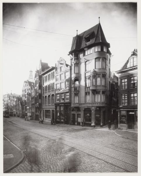 Foto Stadsarchief  <p>De Spuistraat in 1918, op nr. 274 de winkel van de luxebakkerij Fred C. Stähle.</p>