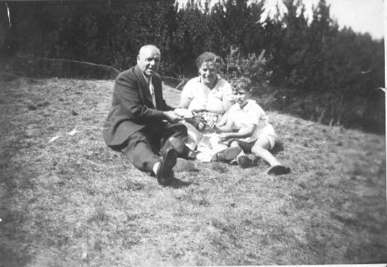 Jaap van Velzen  <p>Jaap van Velzen met zijn ouders, circa 1938. Collectie Joods Historisch Museum, beeldnummer 137N003. Verzameling Jaap van Velzen.</p>