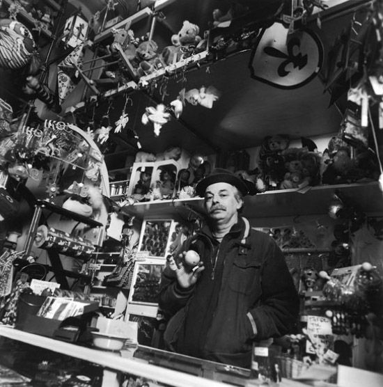 Mechanischspeelgoed M. Carstens  <p>Eigenaar Paul in zijn winkel Mechanisch Speelgoed.</p>