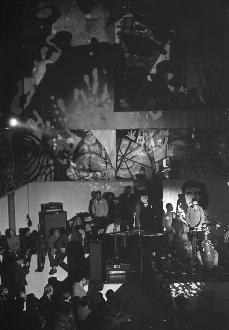 Anti-Kerstviering in Paradiso met lichtshow, 25 december 1968 – foto Jac de Nijs  Fotocollectie Anefo   