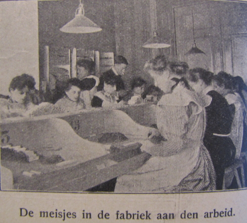 Vooral jonge meisjes werkten in deze sigaretten fabriek. Bron: De Joodsche Prins van 6 geb. 1913, IISG.   