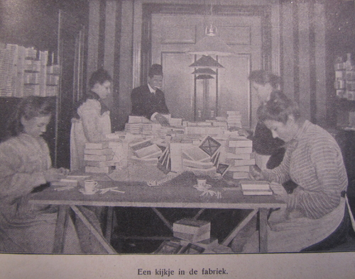 Een kijkje in de fabriek. Bron: De Joodsche Prins van 6 feb. 1913, IISG.   
