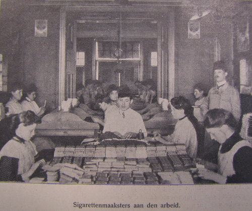 De sigarettenmaaksters van de Stelio-fabriek. Bron: De Joodsche Prins van 6 feb. 1913, IISG.  