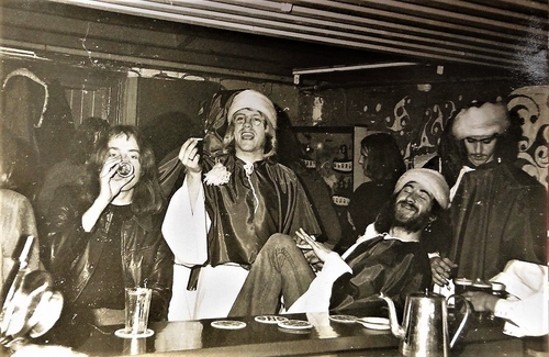 Pas geopende bar in de kelder van Paradiso, foto door J.W.Nieuwpoort (1973)  