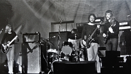 Optreden van de medewerkers beatband in de Grote Zaal, foto door J.W.Nieuwpoort (1975)  