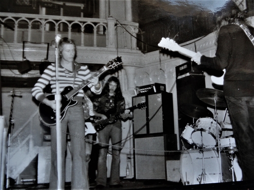 Optreden van de medewerkers beatband in de Grote Zaal, foto door J.W.Nieuwpoort (1975)  