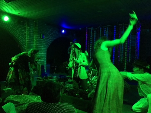 Dansende hippies in de kelder van Paradiso, foto Annemarie de Wildt  