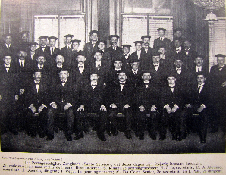 Groepsfoto van het grote koor (met het kinderkoor) van Santo Servicio. Bron:  De Joodsche Prins van 22 augustus 1912 (via het IISG).  