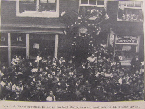 Feest in de Rapenburgerstraat. Bron: De Joodsche Prins van 12 september 1912.  