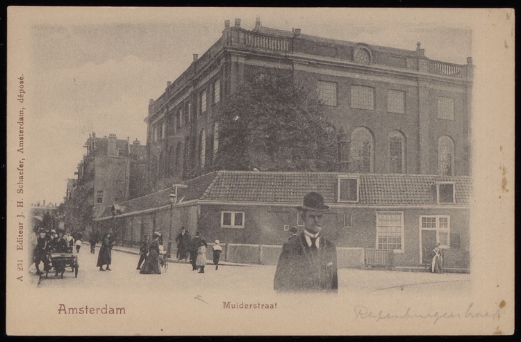 De Portugese Synagoge aan de Rapenburgerstraat met links de Muiderstraat. Prentbriefkaart uit 1900 ca, uitgave J.H. Schaefer, Amsterdam. Bron: Beeldbank SAA.  
