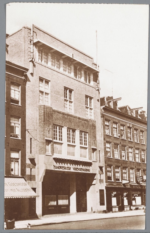 Prentbriefkaart van het gebouw van de Handwerkers Vriendenkring in de Roetersstraat in Amsterdam, circa 1925. Bron: fotoarchief JCK.   
