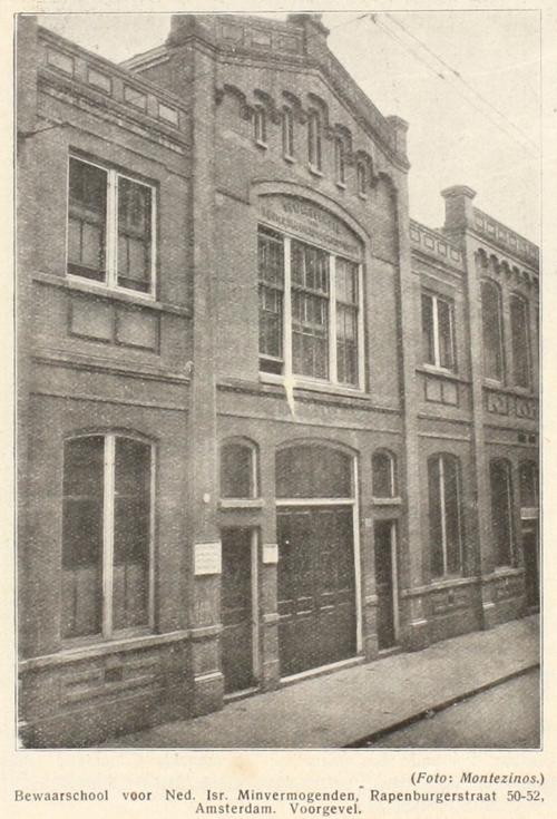 Hoewel deze afbeelding het gebouw van 'de Bewaarschool voor Minvermogenden' betreft, gaat het opavllend genoeg wel om het juist huisnummer in de Rapenburgerstraat. Deze afbeelding komt uit: De Joodsche Post van 7 juli 1912 (IISG).  