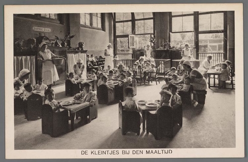 Prentbriefkaart van de crèche aan de Plantage Middenlaan in Amsterdam, 1932 (Bron: JHM) = Creche Plantage Middenlaan   