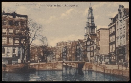 Raamgracht gezien vanaf de Zwanenburgwal met zicht op Zuiderkerkstoren. Uitgave B. Brouwer, datering ca. 1920. Bron: Beeldbank SAA.  