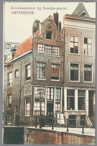 Prentbriefkaart met ingekleurde foto van de Kromboomsloot in Amsterdam bij de Snoekjesgracht, ca. 1915. Bron: JHM, collectie Jaap van Velzen  