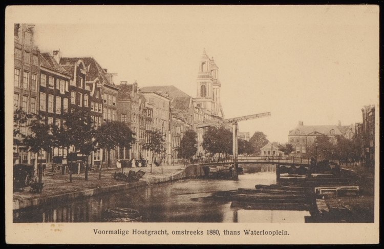 De Voormalige Houtgracht, nu het Waterlooplein met in het midden de Mozes en Aäronkerk en rechts de Nieuwe Israëlitische Synagoge. Bron: collectie SAA prentbriefkaarten.  