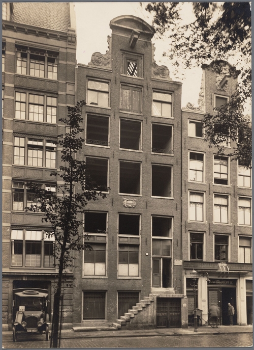 Waterlooplein 13-15 met rechts het opschrift: Punch van Beertje, datering augustus 1928. bron: beeldbank SAA.  
