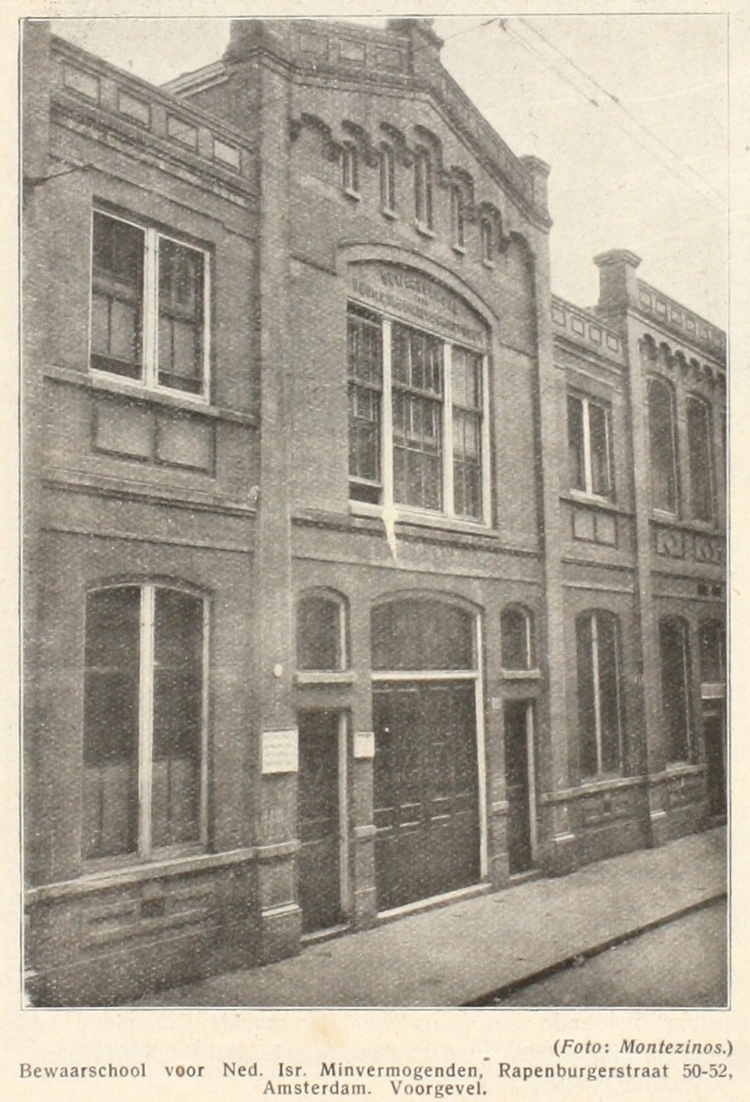 Het gebouw van de Bewaarschool aan de Rapenburgerstraat 52. Bron: De Geïllustreerde Joodsche Post van 7 juli 1912 (via het IISG).  