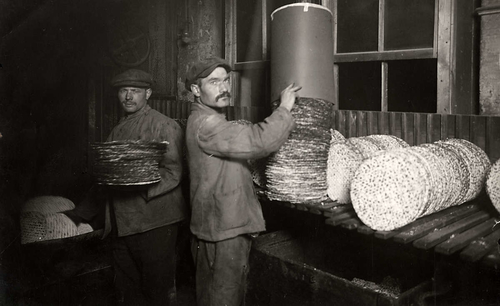 Nederland, 1920. Arbeiders tijdens het verpakken van de pasgebakken matzes in kartonnen dozen. Bron: Spaarnestad Photo – Fotocollectie Het Leven (1906-1941  