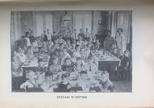 Eetzal in het kinderhuis te Petten, bron: jaarverslag 19.. IISG  