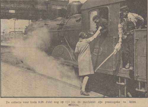 De collecte voor trein 8.28. Juist nog op tijd om de machinist zijn penningske te laten offeren. In: Nieuwe Apeldoornsche Courant – 12-05-1930  
