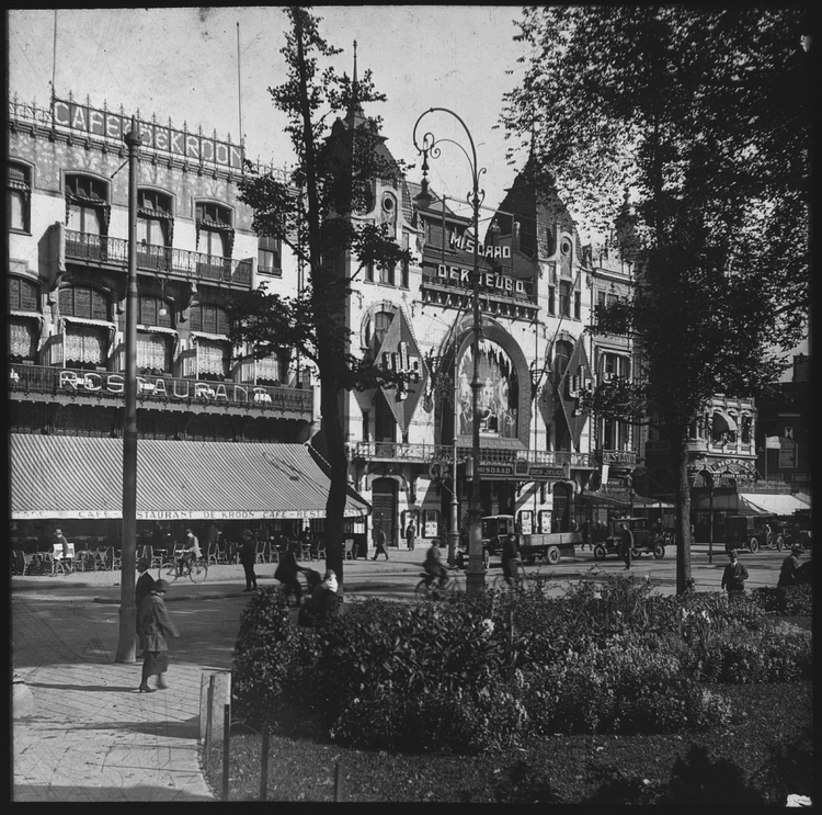 Rembrandtplein, gezien naar café De Kroon en het Rembrandt Theater, Rembrandtplein 17-19. Foto gemaakt door: Ladiges, W.C. (1895-1956), datering ca. 1930. Bron: Beeldbank SAA.   