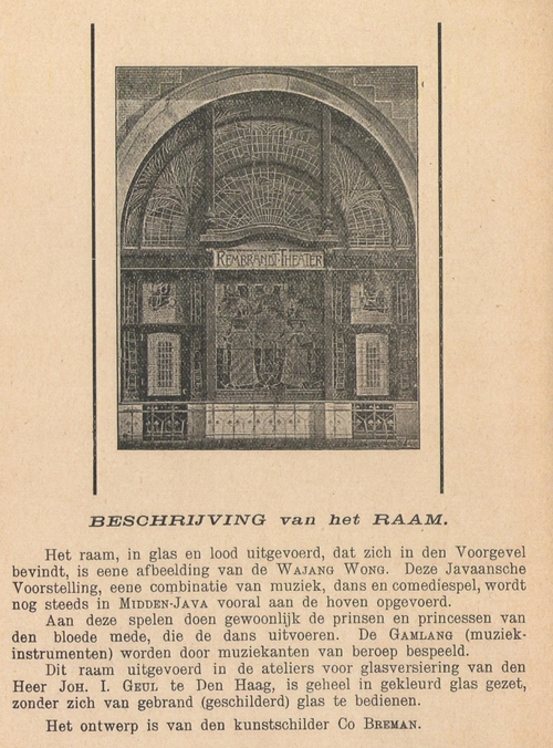 Het gebrandschilderde raam met omschrijving. Bron: programmaboekje van het Rembrandt - Theater uit ca 1904.   