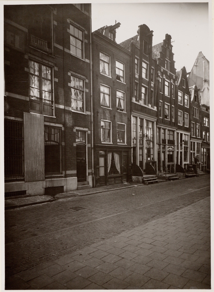 Buiten Bantammerstraat 1-11, Oostzijde. Datering: september 1940 ca. Bron: Beeldbank SAA.   