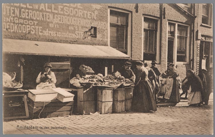 Prentbriefkaart van straathandel in de Houtkopersdwarsstraat in de Amsterdamse Jodenbuurt, ca. 1906. Bron: collectie Jaap van Velzen: Joods Historisch Museum.    