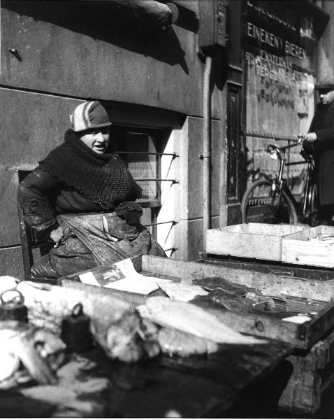 Brutale Coba achter haar viskar, circa 1935  Bron: JHM.  