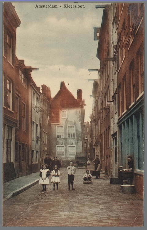 Prentbriefkaart van de Kleersloot in de Amsterdamse Jodenbuurt, 1910-1912, Bron: Joods Historisch Museum, collectie Jaap van Velzen   