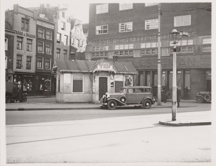 Nieuwmarkt in Zuid – Oostelijke richting gezien. Links: Dijkstraat 1 (ged), 3, 5, 7, 9. Rechts: Nieuwmarkt 17/23. Datering: 22 januari 1933 ca., bron: Beeldbank SAA.   