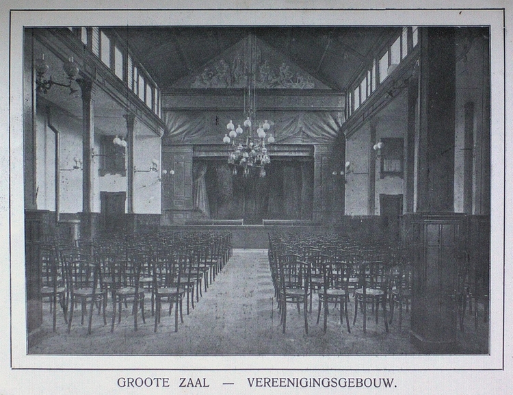De Grote Zaal in het gebouw van de Handwerkers Vriendenkring. Bron: Gedenkschrift van het Bouwfonds HWV.   
