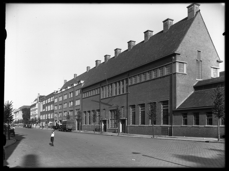 Valkenburgerstraat, gezien vanaf de Markensteeg; een badhuis, september 1934  