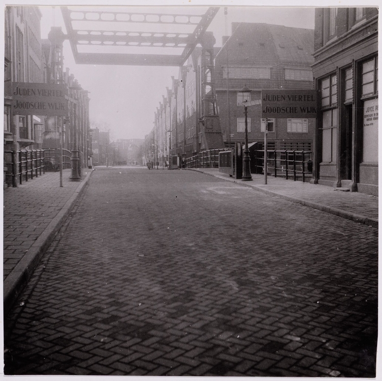 Joodse wijk: Nieuwe Uilenburgerstraat met op de voorgrond de  brug over Rapenburgwal. Datering december 1943, bron: beeldbank SAA.  