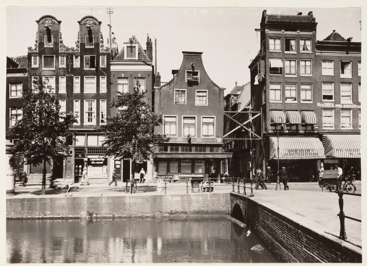 Kloveniersburgwal 10 (gedeeltelijk) tot en met 2, met ingang Barndesteeg en rechts de Nieuwmarkt in ca. 1933. Bron: Beeldbank SAA.   