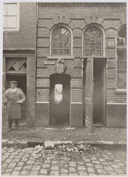 Valkenburgerstraat 169 (ged) en 195 (ged) Synagoge. In het midden ingang Roode Leeuwengang. Datering ca. april 1925. Bron: beeldbank SAA.  